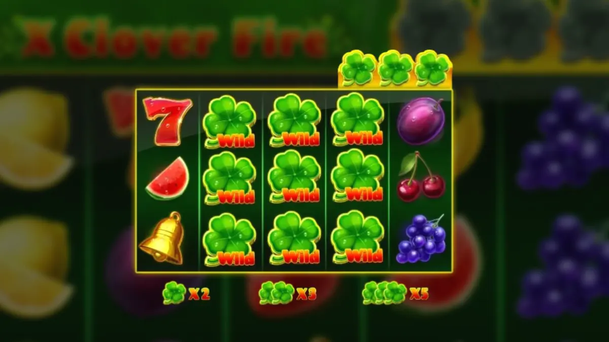 Interface do jogo X Clover Fire com elementos de frutas e trevos brilhantes